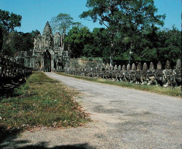 Vista do portão sul (foto) de Cambodian