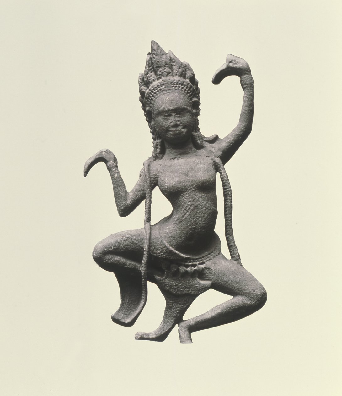 Um Apsaras Dançante, detalhe de um friso, final do século 12 - início do século 13 (pedra) (detalhe com 155540) de Cambodian Cambodian