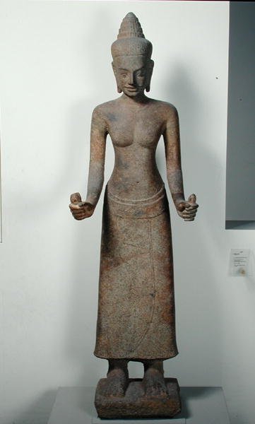 Estátua da deusa, Lakshmi, de Preah Ko, estilo Bayon de Cambodian Cambodian