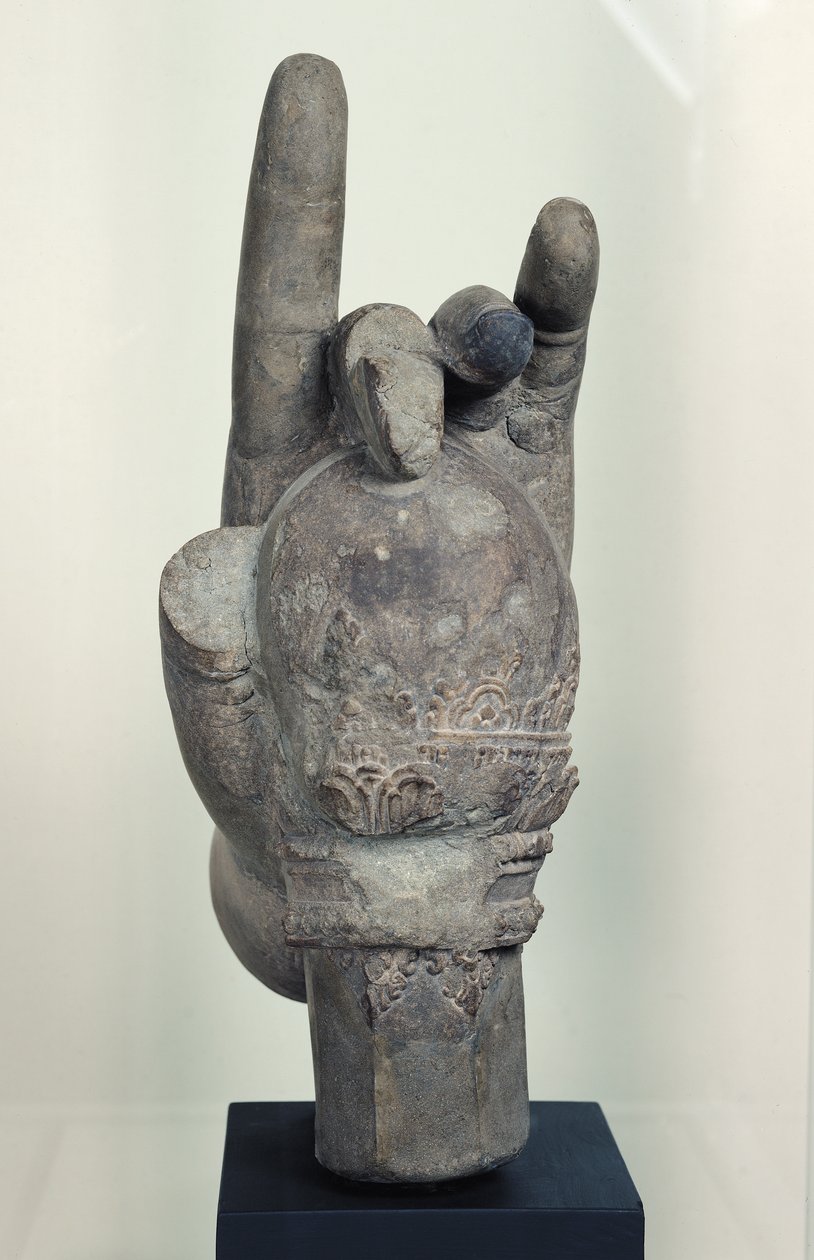 Mão de uma estátua colossal de Shiva, de Koh Ker, província de Kompong Thom (arenito) de Cambodian School