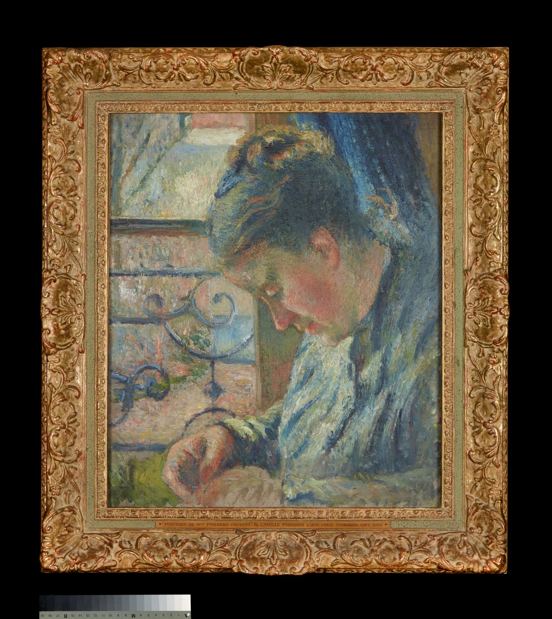 Julie Pissarro Sewing ao lado de uma Janela de Camille Pissarro