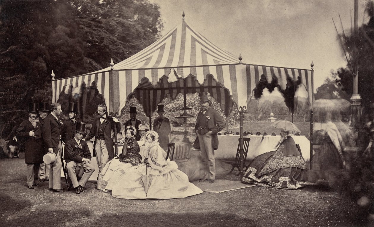 Grupo de pessoas bem vestidas em frente a uma tenda ao ar livre de Camille Silvy