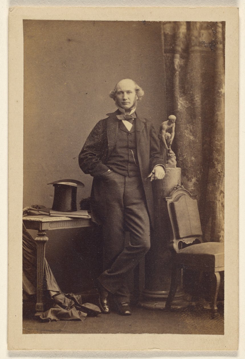 [Homem não identificado de pé, cartola em cima da mesa]. de Camille Silvy