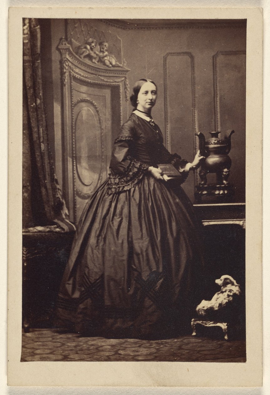 [Mulher não identificada segurando um livro, de pé] de Camille Silvy