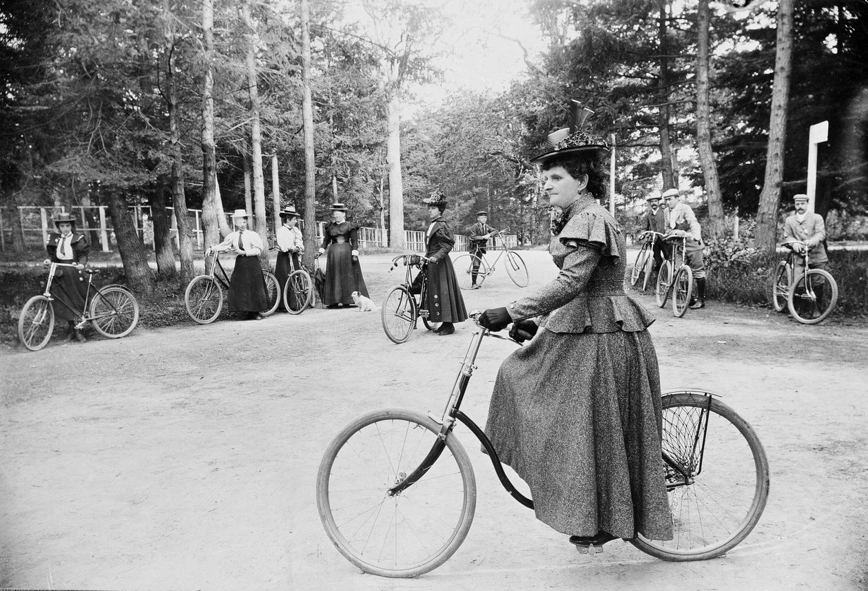 Hannah Maynard e outros ciclistas em Beacon Hill Park, Victoria, c.1895 de Canadian Photographer