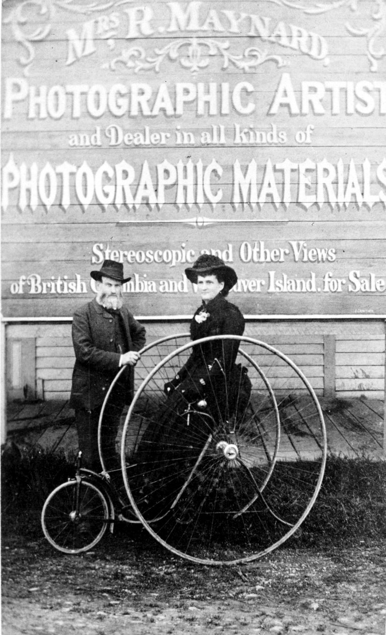 Richard e Hannah Maynard fora do estúdio da Sra. Maynards, década de 1880 de Canadian Photographer