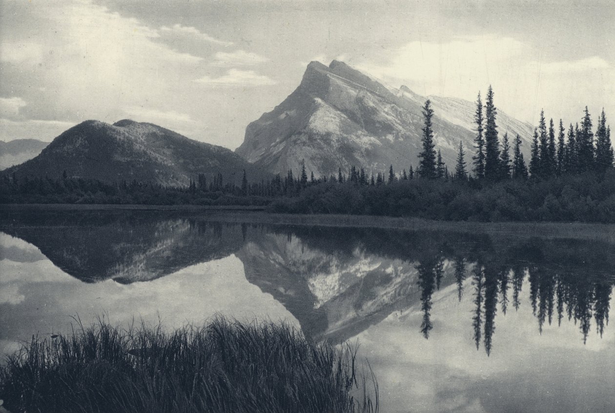 As Montanhas Rochosas Canadianas: Monte Rundle, Banff e Lagos Vermillion (fotografia a preto e branco) de Canadian Photographer