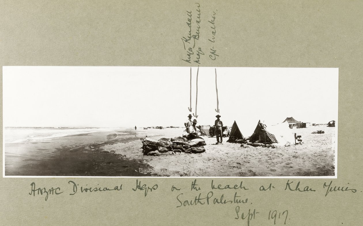 Majors Divisional ANZAC na praia de Khan Yunis, setembro de 1917 de Capt. Arthur Rhodes