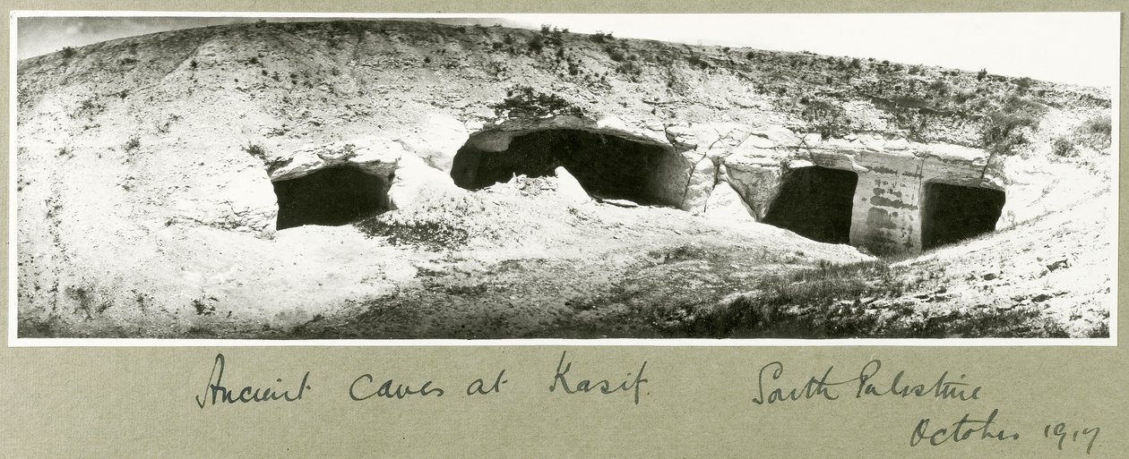 Cavernas antigas em Kasif, sul da Palestina, outubro de 1917 de Capt. Arthur Rhodes