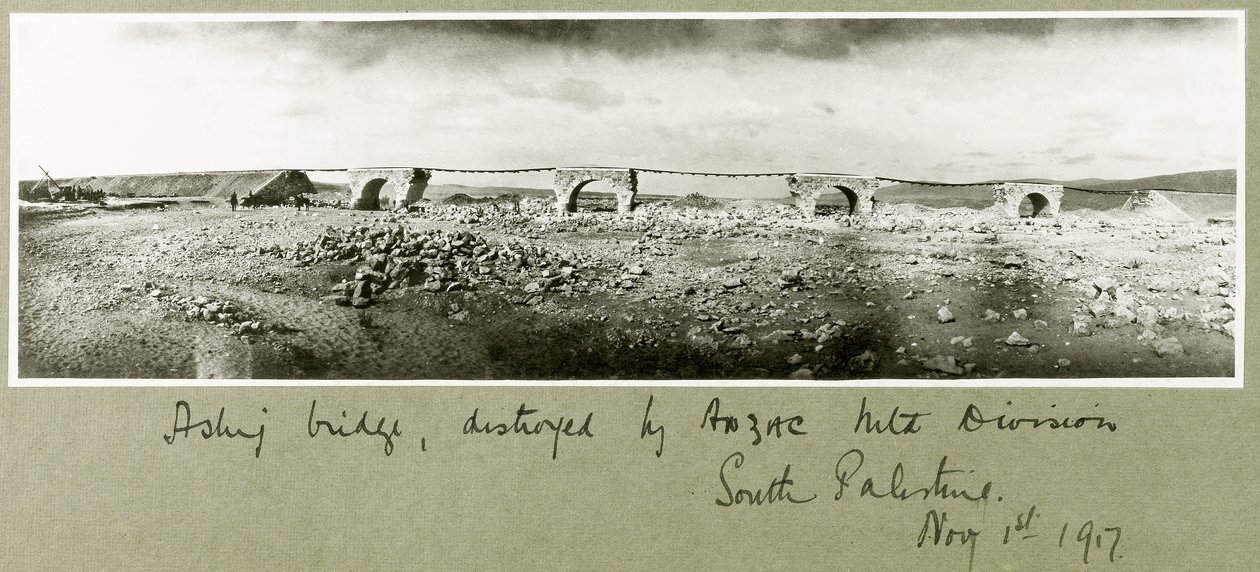 Asluj Bridge, destruída pela ANZAC Mounted Division, 1º de novembro de 1917 de Capt. Arthur Rhodes