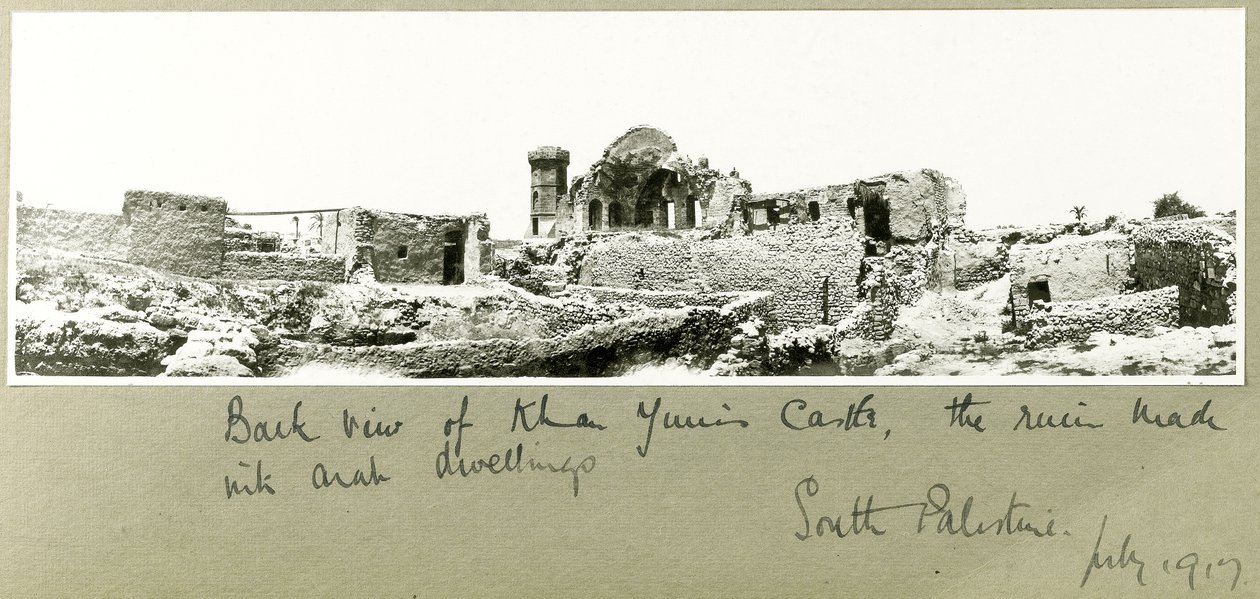 Vista traseira do castelo de Khan Yunis, Palestina do Sul, julho de 1917 de Capt. Arthur Rhodes