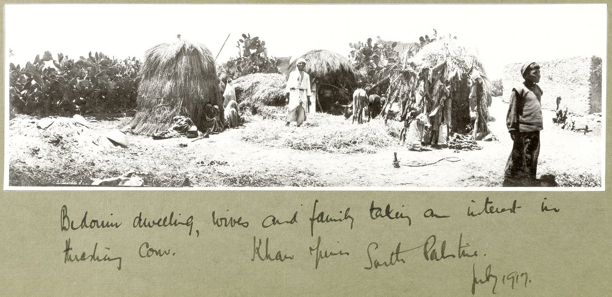 Família beduína e moradia, Khan Yunis, julho de 1917 de Capt. Arthur Rhodes