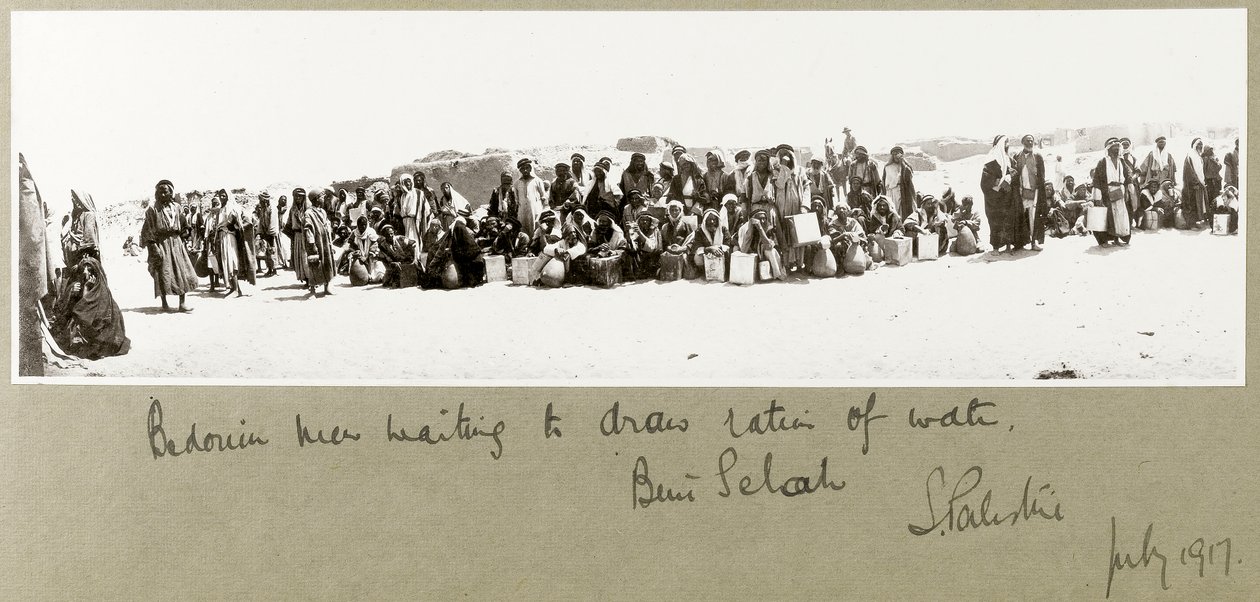 Homens beduínos esperando para tirar sua ração de água, Beni Saleh, julho de 1917 de Capt. Arthur Rhodes