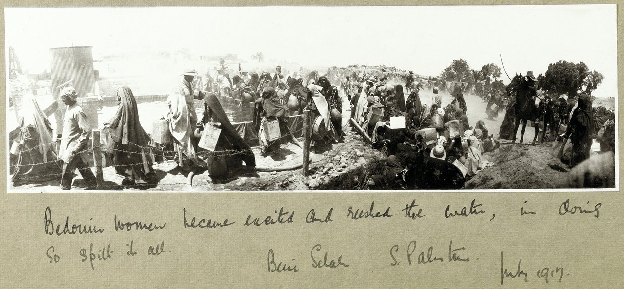 Mulheres beduínas correndo por sua ração de água, Beni Saleh, julho de 1917 de Capt. Arthur Rhodes