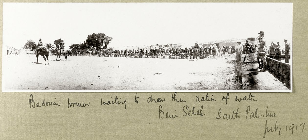 Mulheres beduínas esperando para desenhar sua ração de água, Beni Saleh, julho de 1917 de Capt. Arthur Rhodes