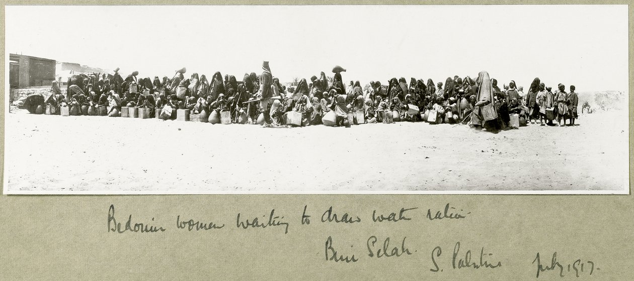 Mulheres beduínas esperando para desenhar sua ração de água, Beni Saleh, julho de 1917 de Capt. Arthur Rhodes