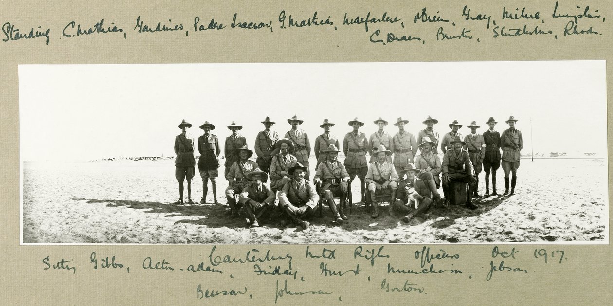 Oficiais do Rifle Montado em Canterbury, outubro de 1917 de Capt. Arthur Rhodes