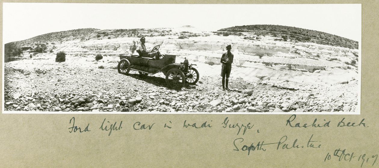Carro leve Ford em Wadi Guzzeh, Rashid Beck, Palestina do Sul, outubro de 1917 de Capt. Arthur Rhodes