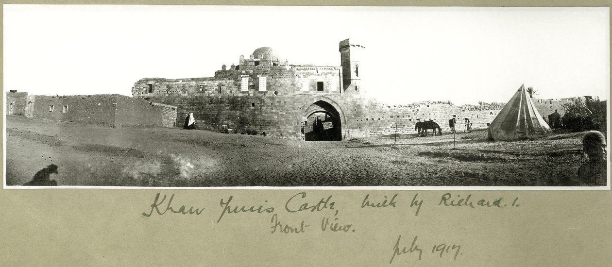Vista frontal do Castelo Khan Yunis, construído por Richard I, em julho de 1917 de Capt. Arthur Rhodes