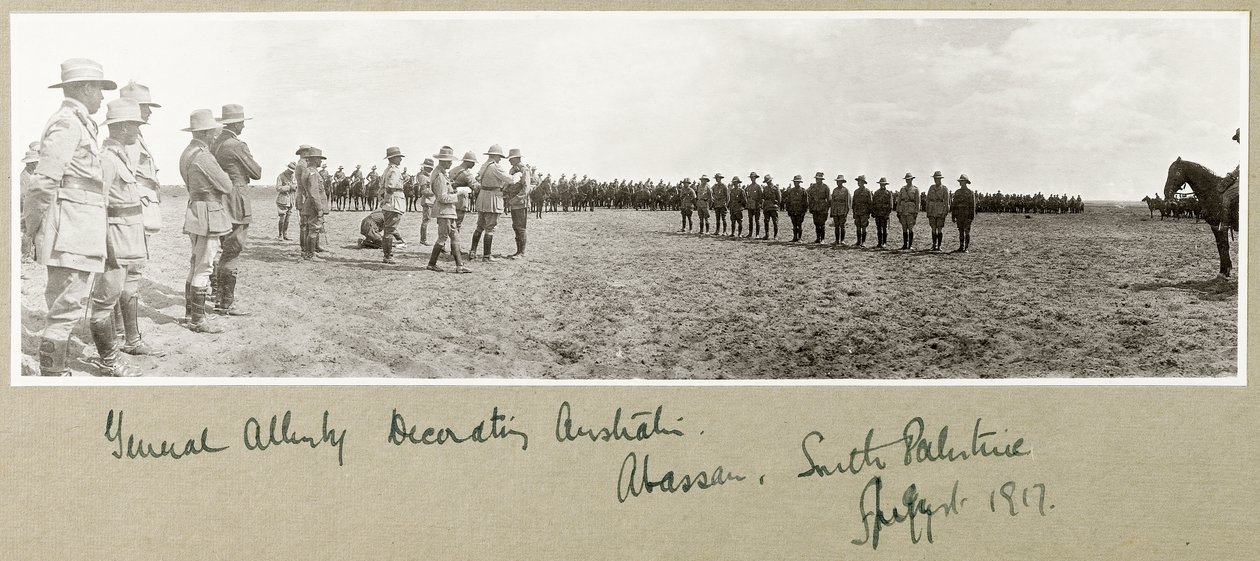 General Allenby decorando as tropas australianas em Abassan, no sul da Palestina, em agosto de 1917 de Capt. Arthur Rhodes
