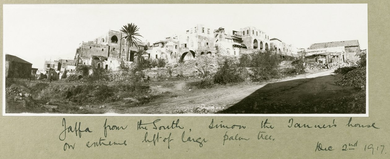 Jaffa do sul, a casa de Simon the Tanner à esquerda da palmeira, 2 de dezembro de 1917 de Capt. Arthur Rhodes