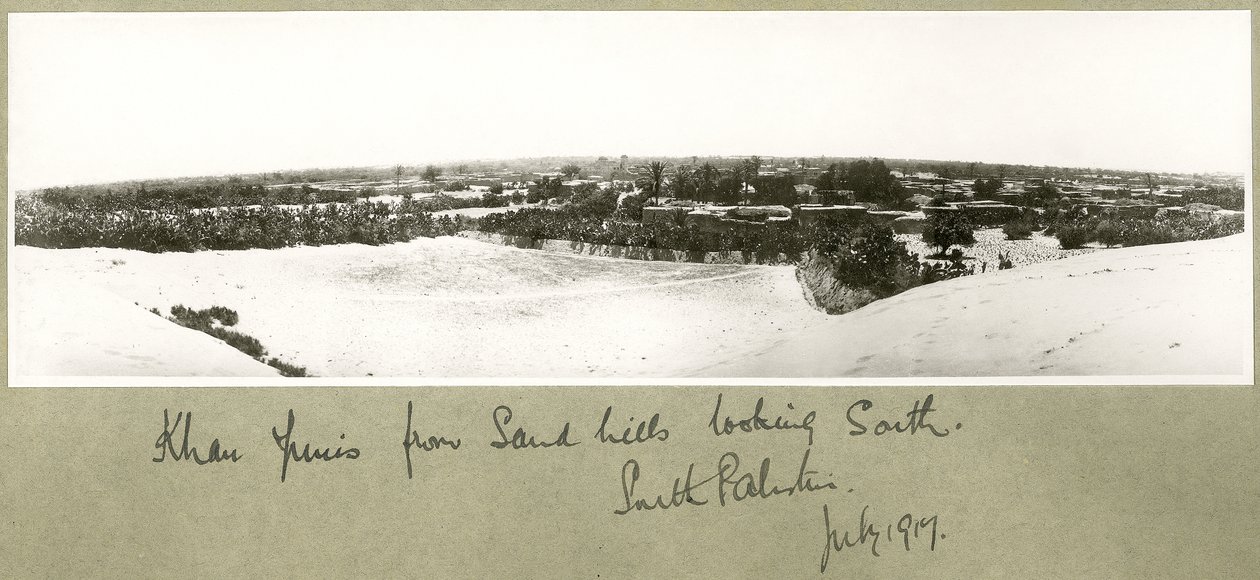 Khan Yunis de colinas de areia olhando para o sul, Palestina do Sul, julho de 1917 de Capt. Arthur Rhodes