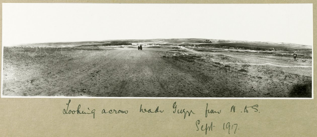Olhando através de Wadi Guzzeh de norte a sul, setembro de 1917 de Capt. Arthur Rhodes