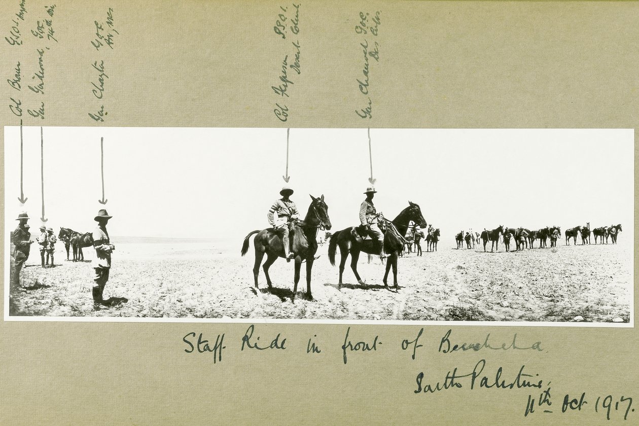 Passeio de pessoal em frente a Beersheba, na Palestina do Sul, em outubro de 1917 de Capt. Arthur Rhodes