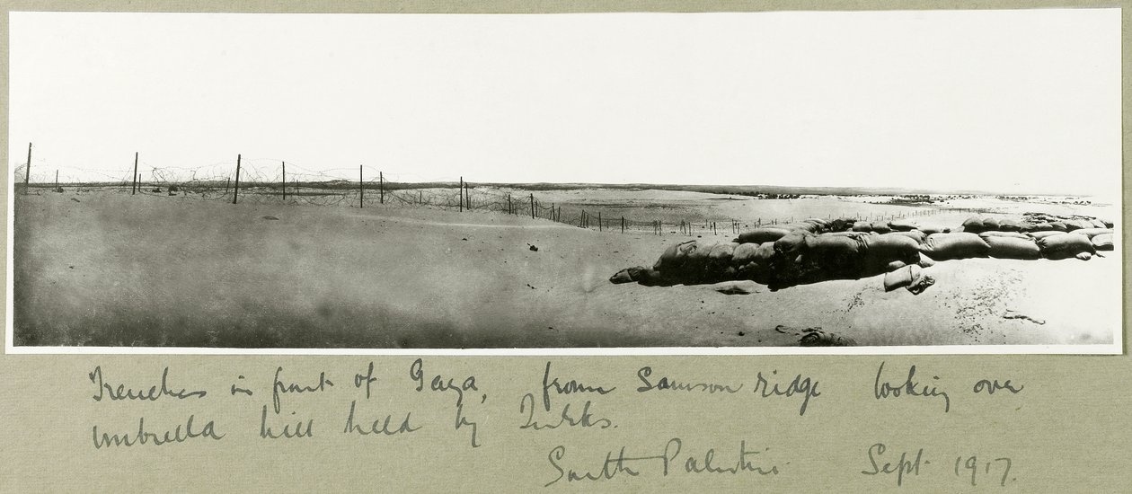 Trincheiras na frente de Gaza, de Samson Ridge, olhando por cima da Umbrella Hill, em setembro de 1917 de Capt. Arthur Rhodes