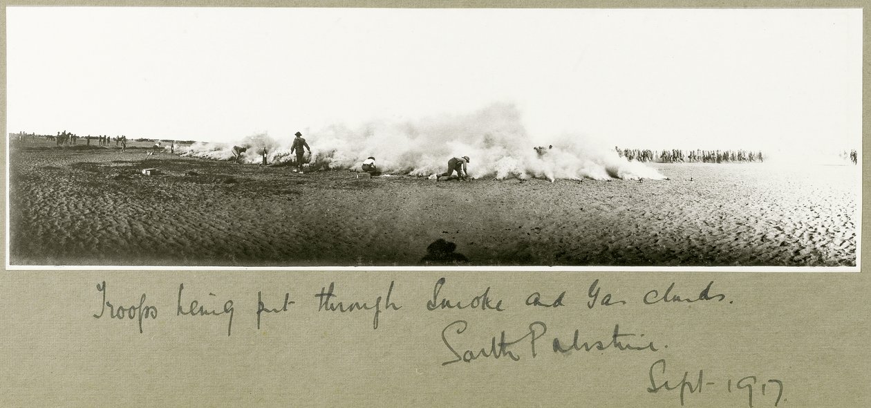 Tropas sendo colocadas na nuvem de fumaça e gás, Palestina do Sul, setembro de 1917 de Capt. Arthur Rhodes