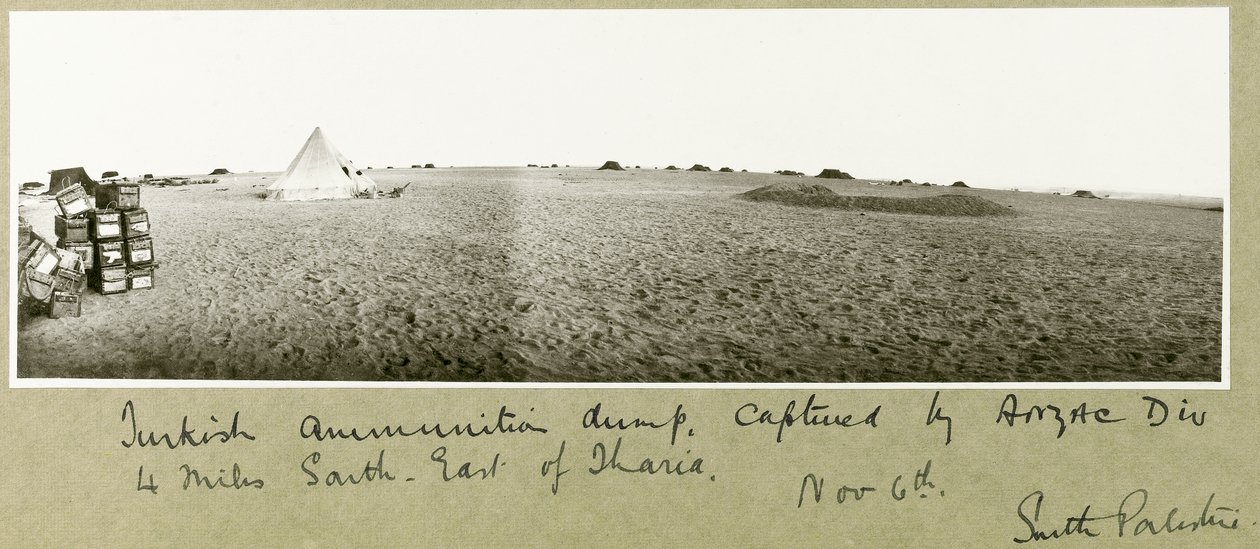Lixão de munição turco, capturado pela Divisão ANZAC, a 6 km a sudeste de Tharia, 6 de novembro de 1917 de Capt. Arthur Rhodes