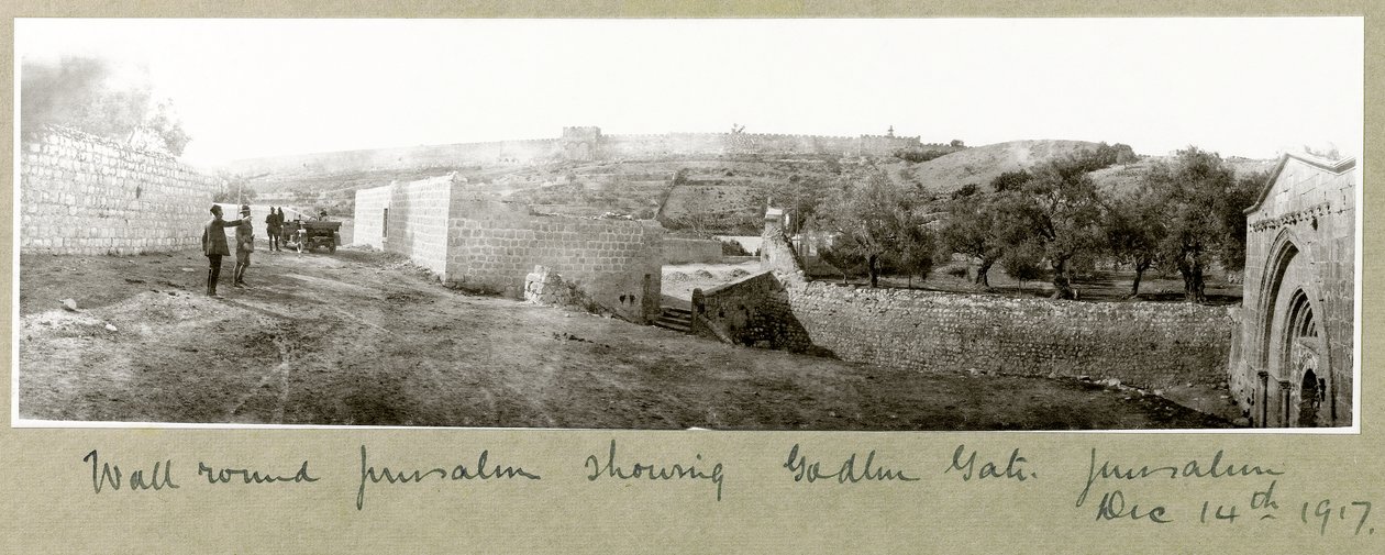 Vista do muro ao redor de Jerusalém, mostrando o Golden Gate, 14 de dezembro de 1917 de Capt. Arthur Rhodes