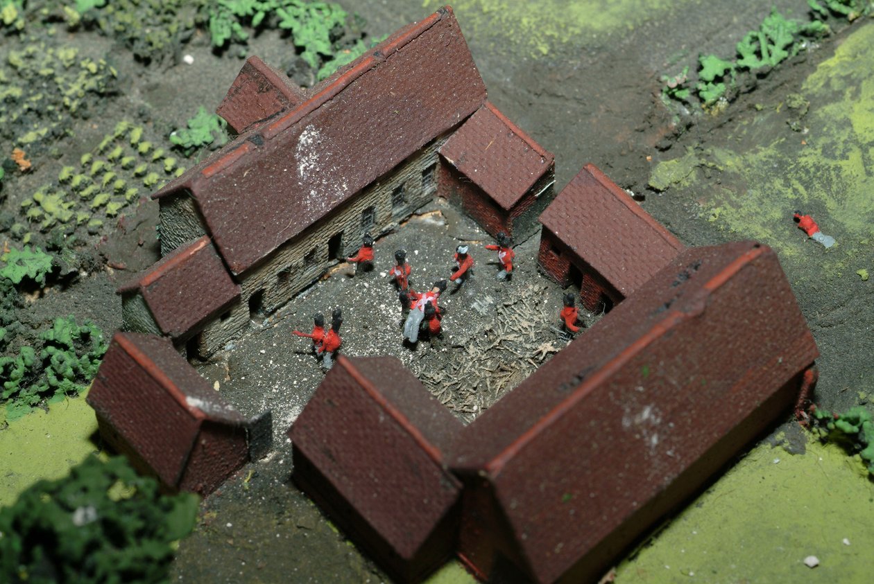 Diorama da Batalha de Waterloo mostrando as tropas posicionadas às 19h45 do dia 18 de junho de 1815 (mídia mista) (detalhe) de Capt. William Siborne