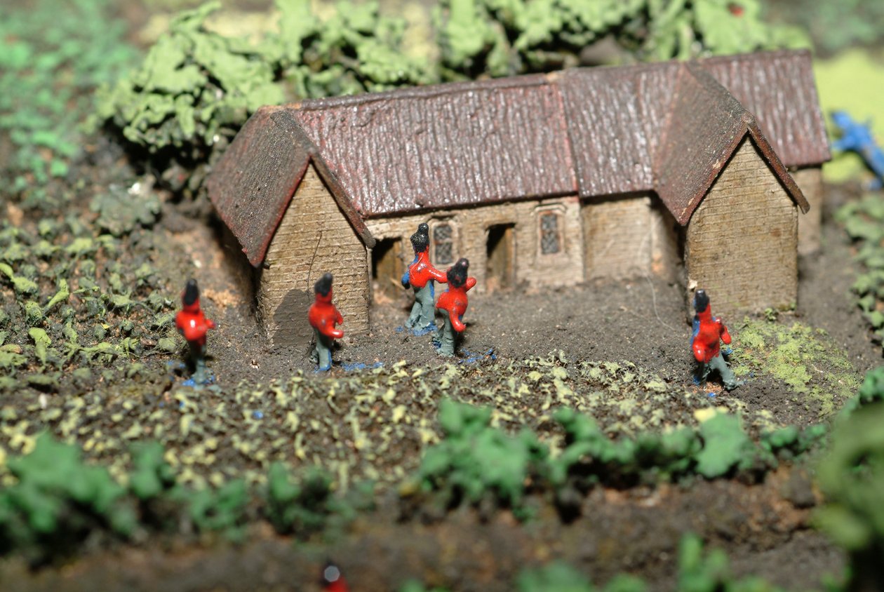 Diorama da Batalha de Waterloo mostrando as tropas posicionadas às 19h45 do dia 18 de junho de 1815 (mídia mista) (detalhe) de Capt. William Siborne