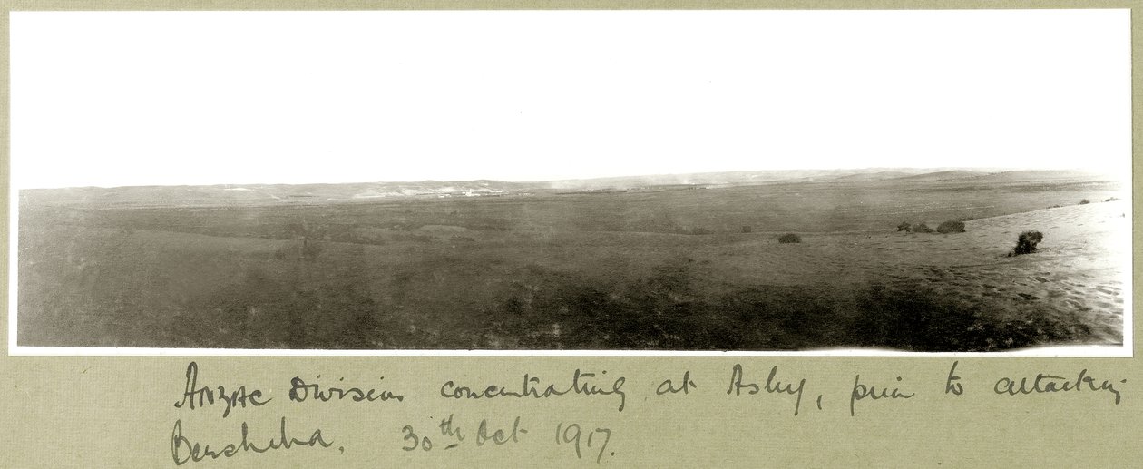 Divisão ANZAC concentrada em Asluj antes de atacar Beersheba, 20 de outubro de 1917 de Capt. Arthur Rhodes