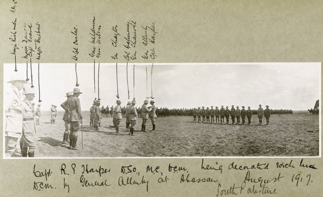 General Allenby decorando o capitão Harper com o DCM em uma cerimônia em Abassan, no sul da Palestina, em agosto de 1917 de Capt. Arthur Rhodes