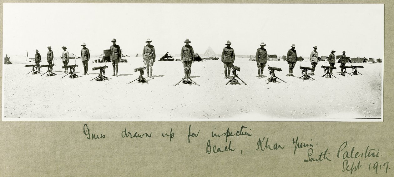 Armas preparadas para inspeção na praia, Khan Yunis, setembro de 1917 de Capt. Arthur Rhodes