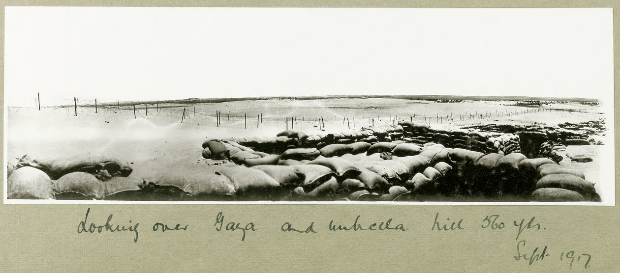 Olhando por cima de Gaza e da Umbrella Hill, em setembro de 1917 de Capt. Arthur Rhodes