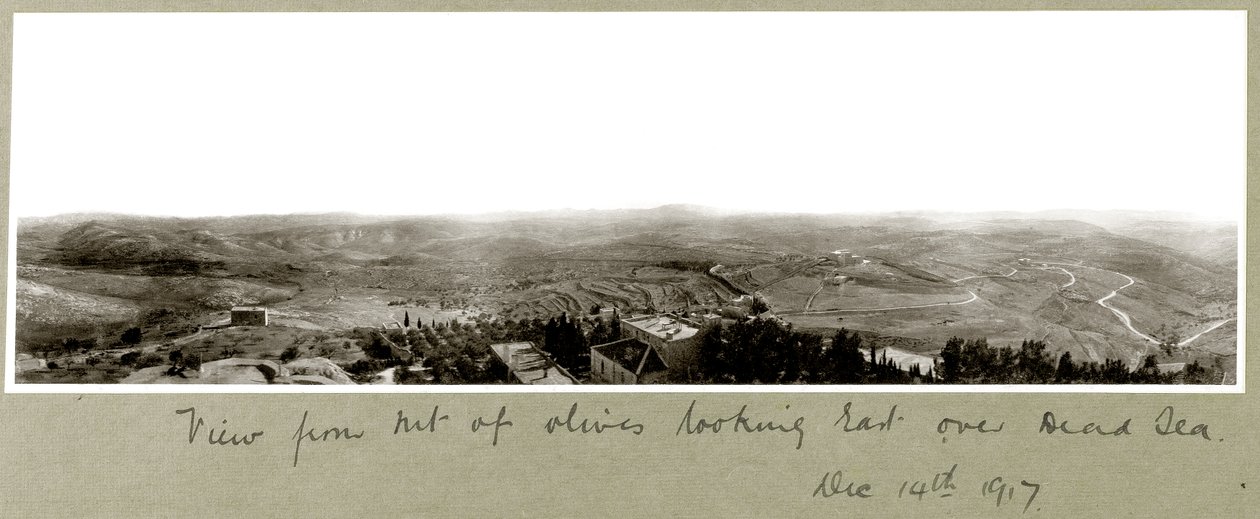 Vista do Monte das Oliveiras olhando para o leste sobre o Mar Morto, 14 de dezembro de 1917 de Capt. Arthur Rhodes