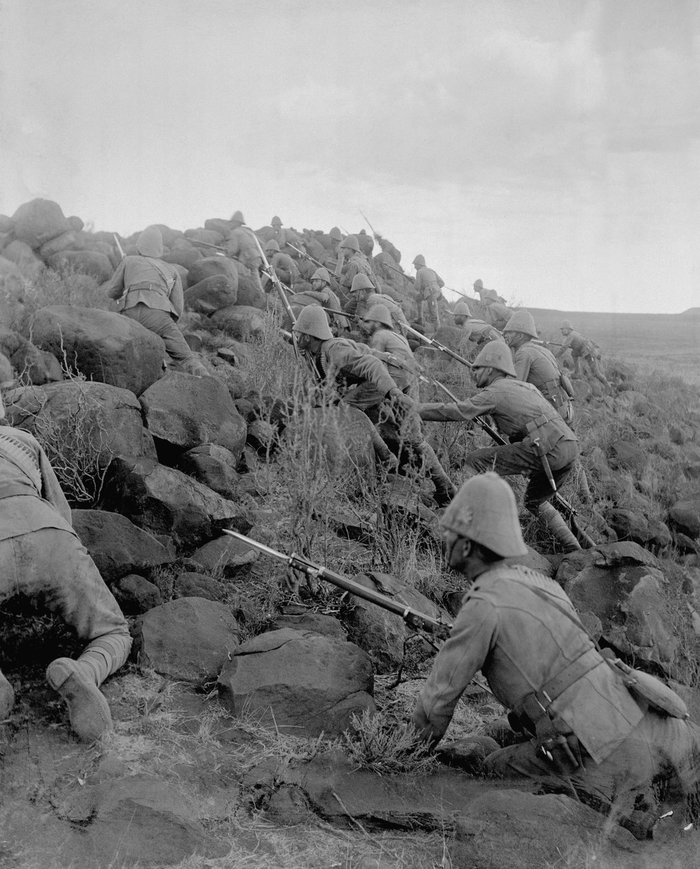 Tropas canadenses escalando um kopje durante a Guerra Boer (1899-1902) de um álbum de fotografias compiladas pelo AS Pratt, 1900-02 (bw photo) de Captain J.A. Holson