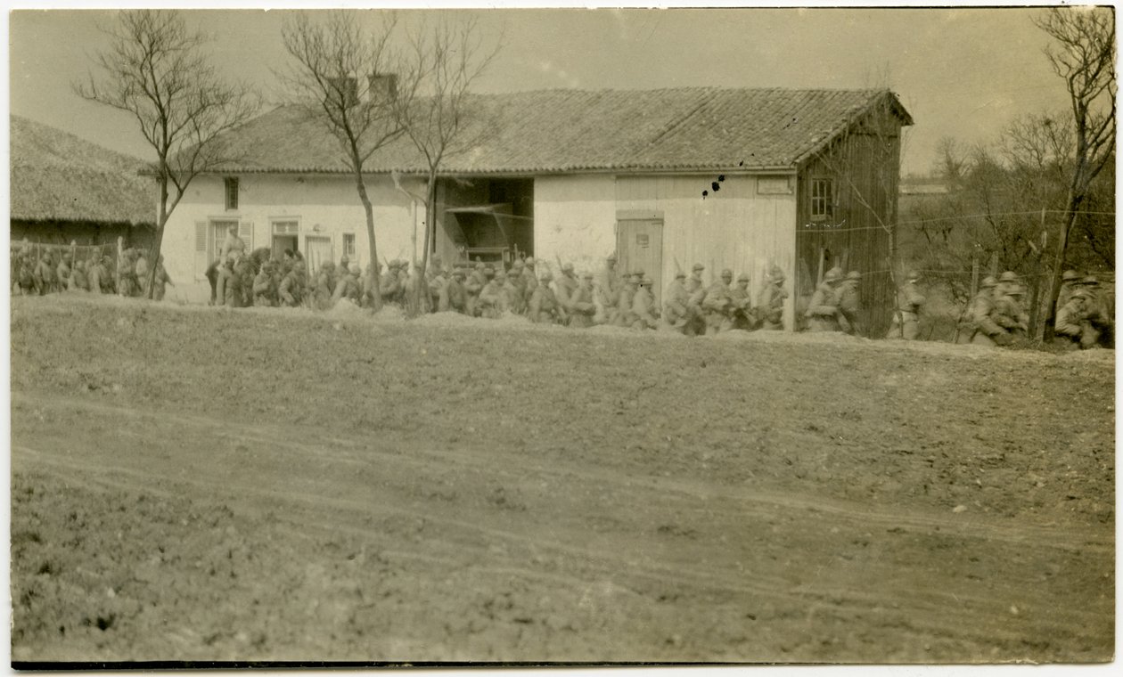 Um grupo de soldados marchando por uma casa ao lado de uma estrada de terra de Carl Michel