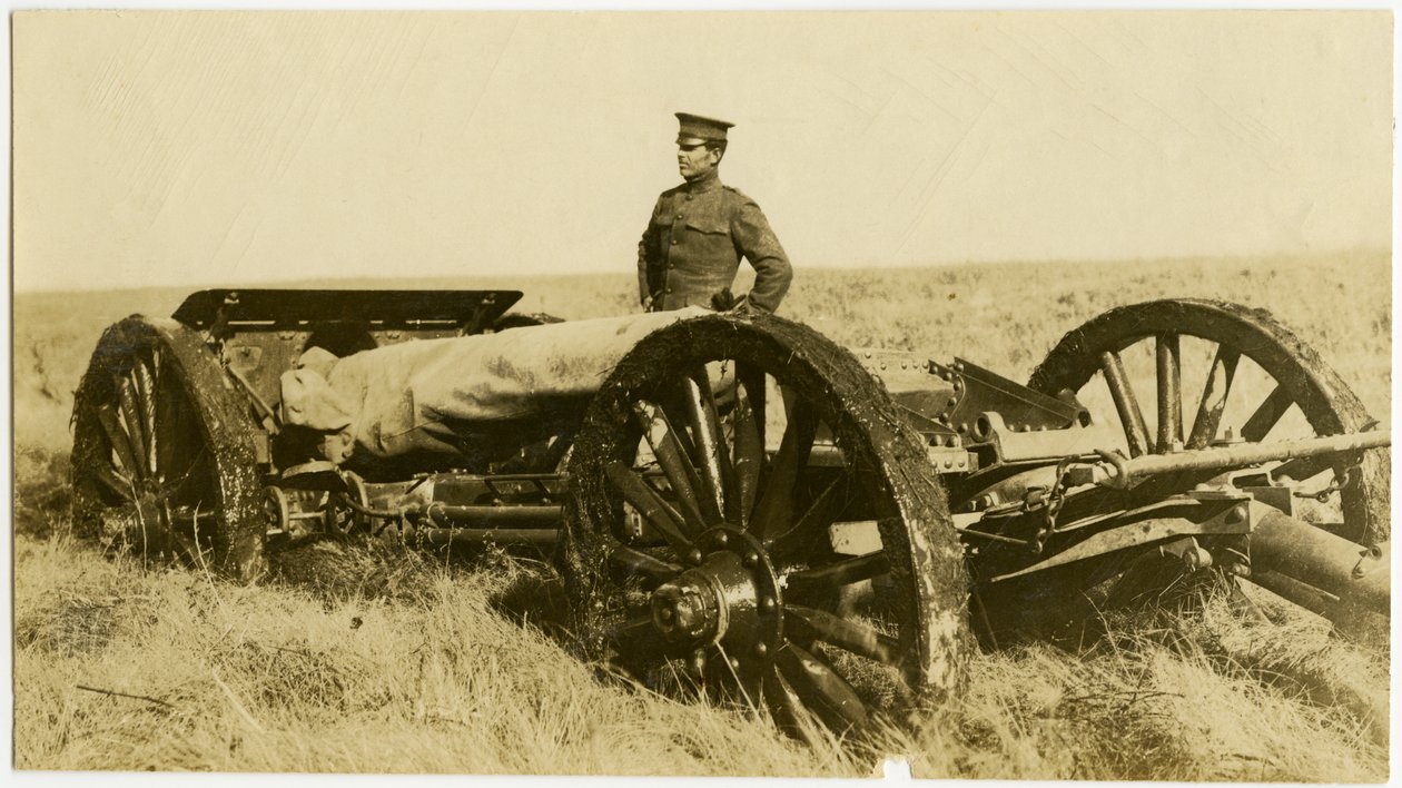 Horizontal, sepia, fotografia, mostrando, um, uniformed, posição homem, perto, um, artilharia arma, ligado, rodas, em, um, campo aberto de Carl Michel
