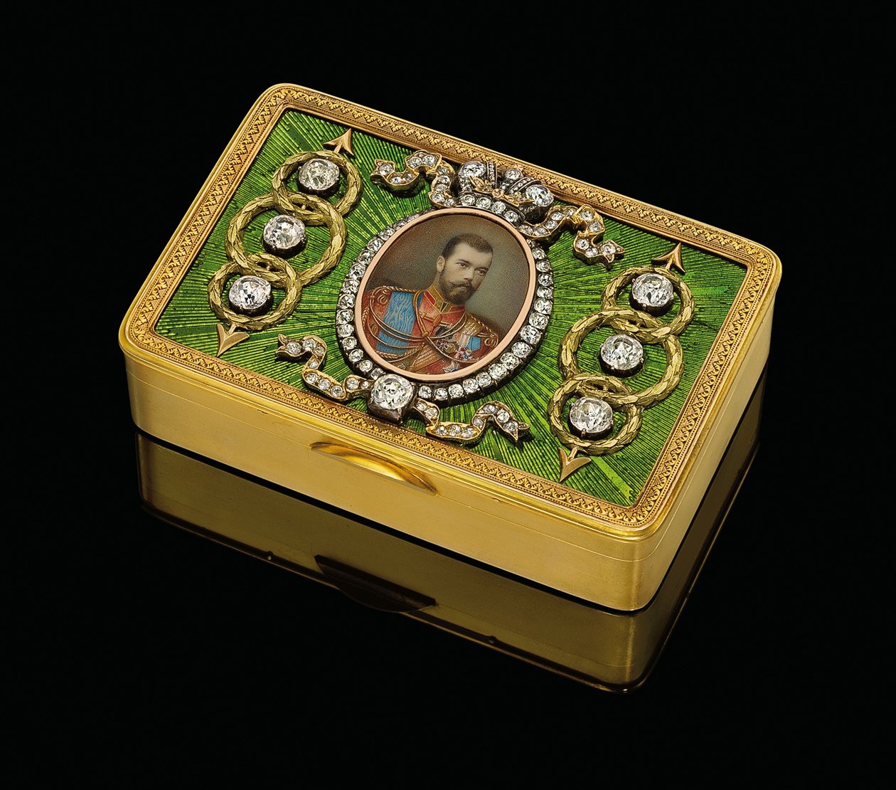 Uma caixa de rapé de apresentação Imperial, com uma miniatura de aquarela sobre marfim do Imperador Nicolau II, c. 1890 (esmalte dourado e guilhoché, aquarela sobre marfim) de Carl Fabergé