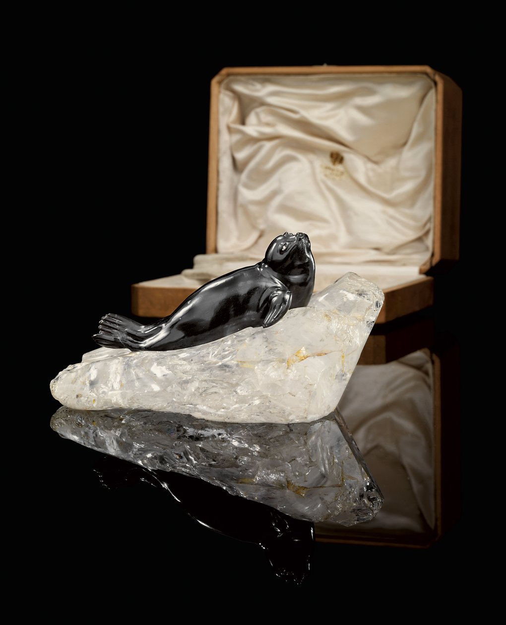 Um modelo de obsidiana de uma foca, c. 1900 (caixa de madeira forrada de obsidiana, seda e veludo) de Carl Fabergé
