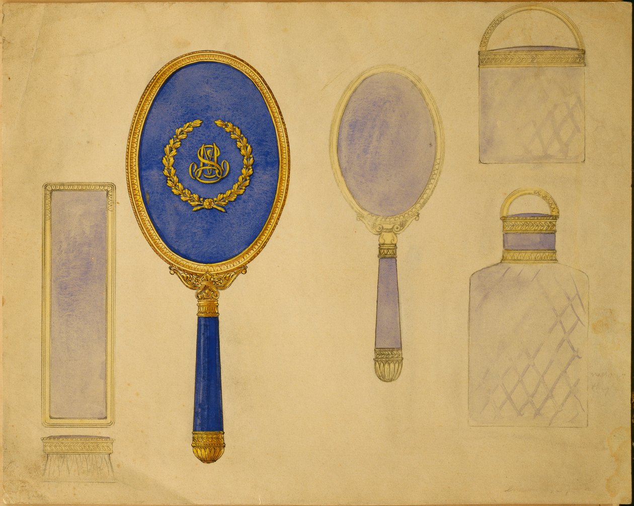 Uma seleção de designs da Casa de Carl Faberge, incluindo um espelho de mão oval, um espelho menor e duas garrafas montadas de Carl Fabergé
