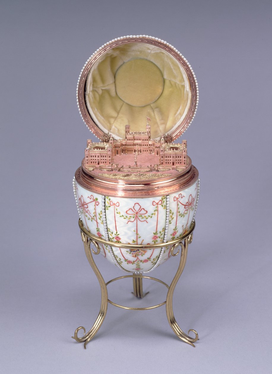 Ovo do Palácio de Gatchina, feito por Mikhail Perkhin (fl.1884-1903) 1901 (ouro, plein esmaltado e pérolas de semente) de Carl Fabergé