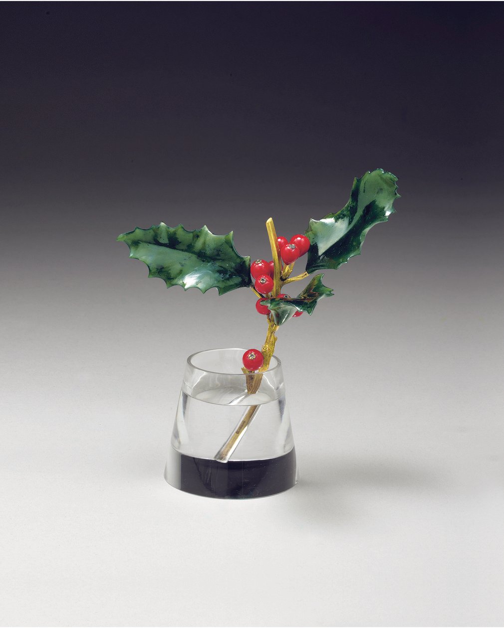 Holly spray em um vaso estreito, c.1890 de Carl Fabergé