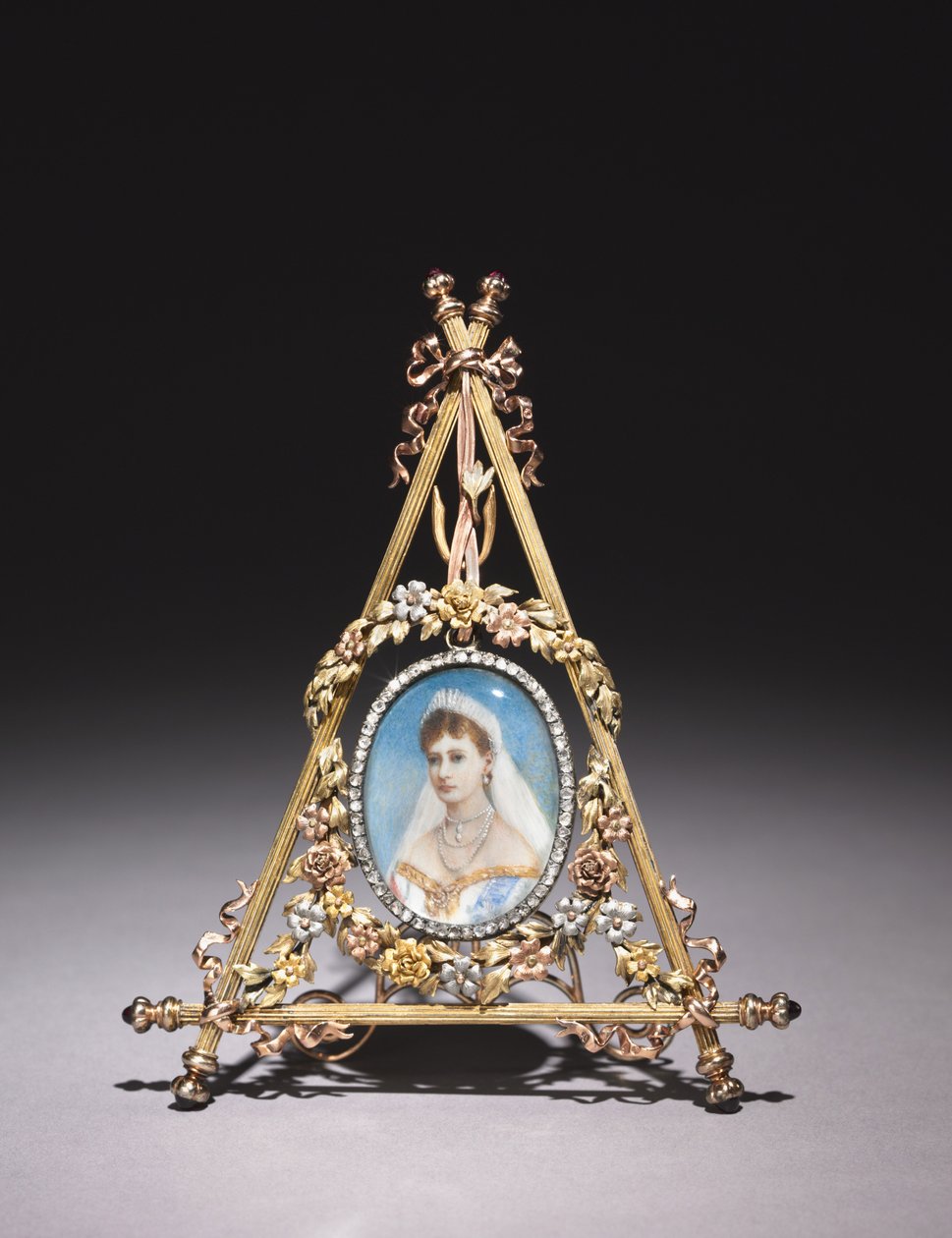 Moldura triangular com retrato da Czarina Alexandra Feodorovna, 1896-1908 de Carl Fabergé