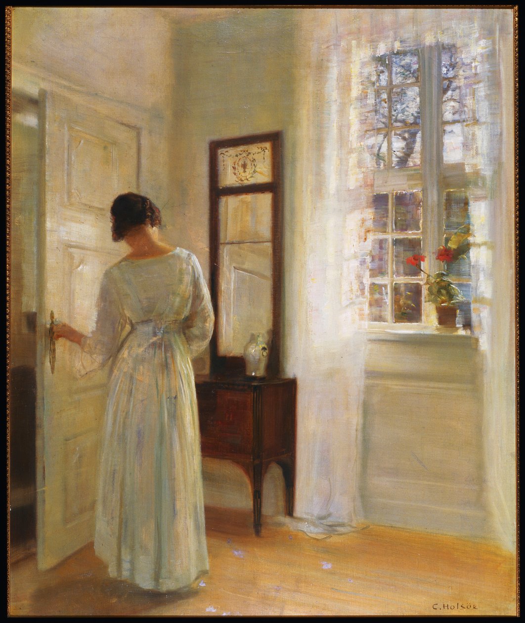 Uma senhora olhando no espelho por uma porta aberta (óleo sobre tela) de Carl Holsoe