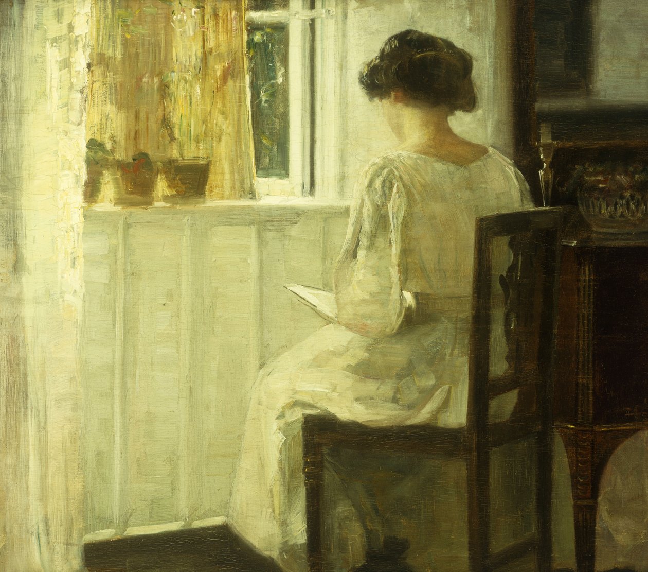 Uma mulher lendo em um interior iluminado pelo sol (óleo no painel) de Carl Holsoe